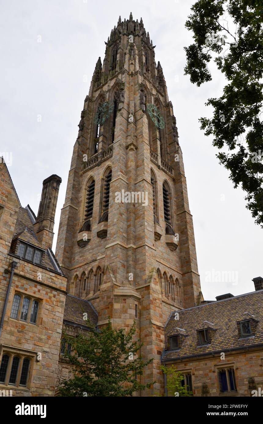New Haven, USA - Juli 24 2013: Alter Steinturm der Yale University in New Haven bei bewölktem Wetter Stockfoto