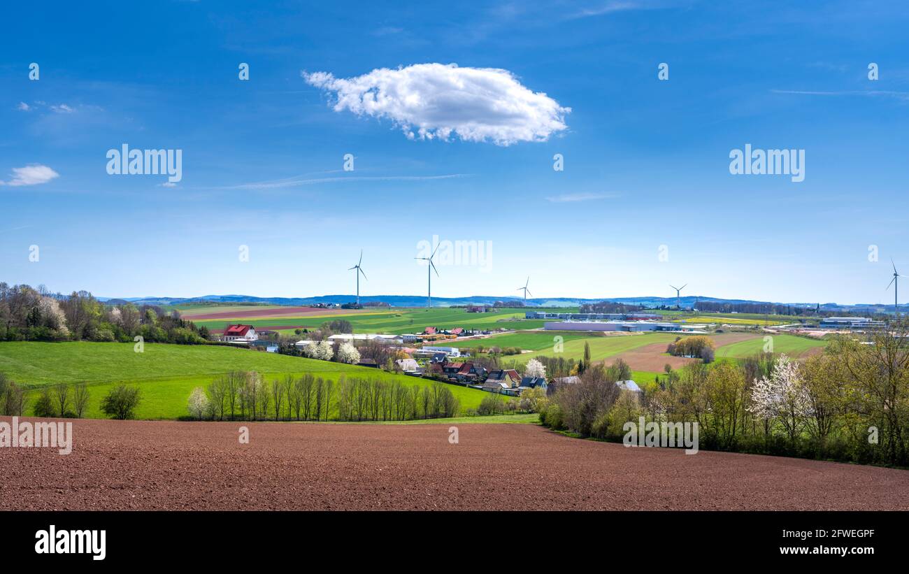Industrielle Landschaft bei Zwickau mit Windkraft, Sachsen, im Frühling, April, mit blühenden Bäumen Stockfoto