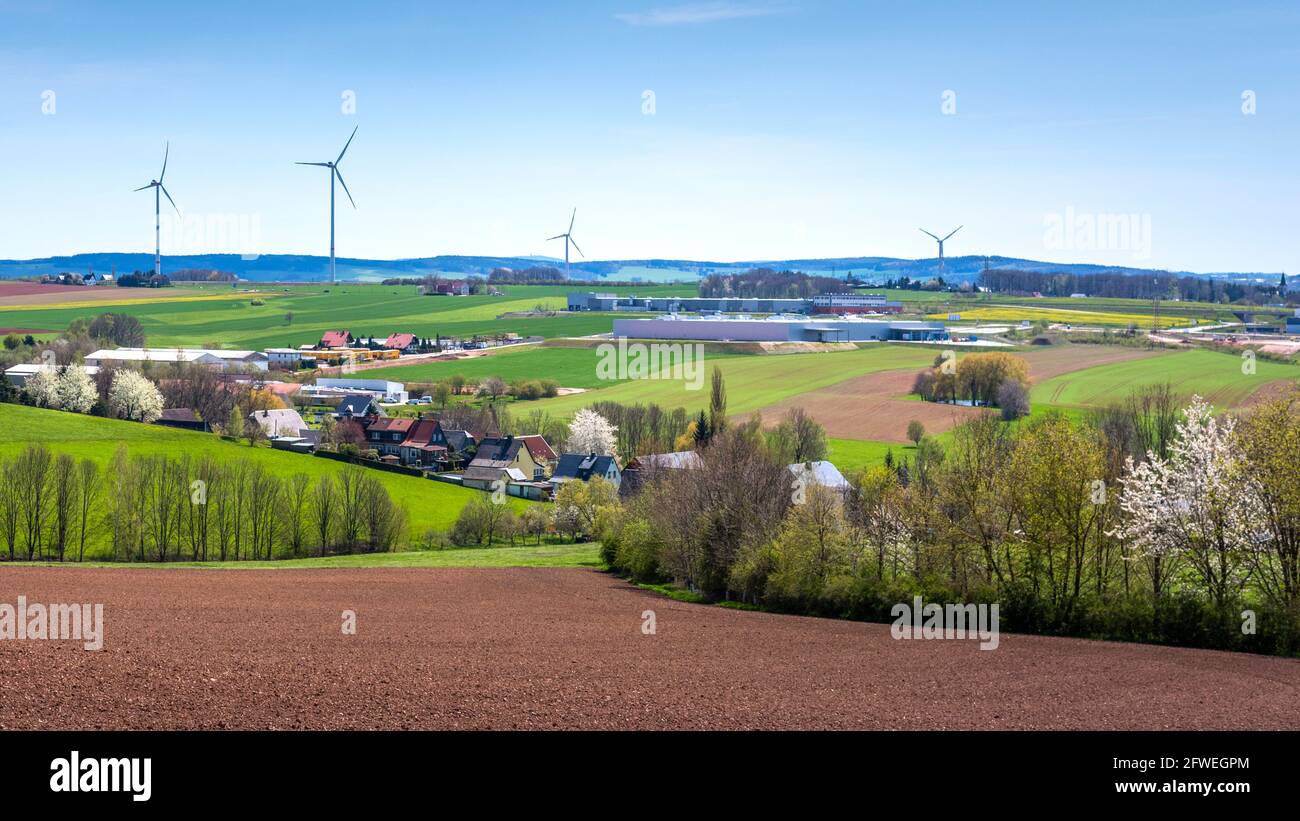Industrielle Landschaft bei Zwickau mit Windkraft, Sachsen, im Frühling, April, mit blühenden Bäumen Stockfoto
