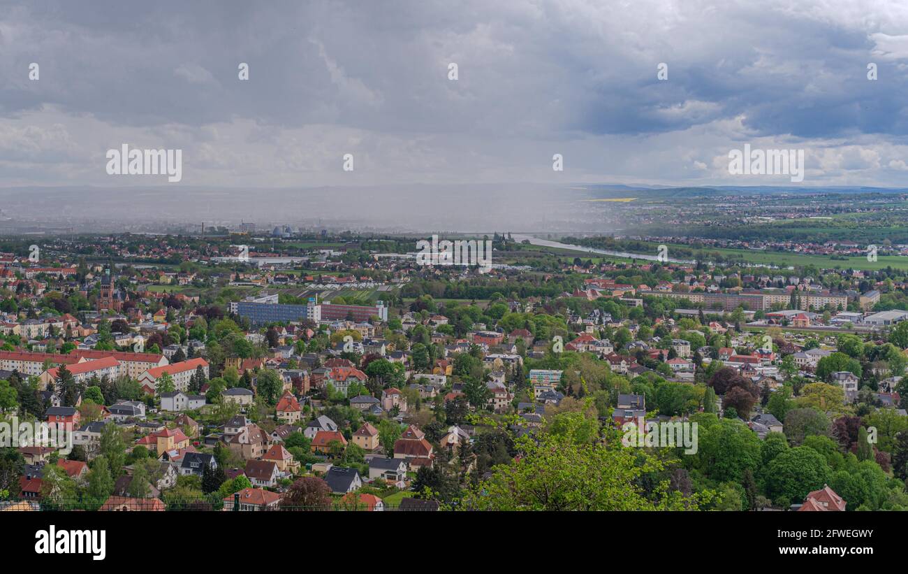 Weinwanderweg Sachsen bei Radebeul, Regen über Dresden, das Elbsandsteingebirge in der Ferne, Weinberge im Frühling im frischen Grün, Mai Stockfoto