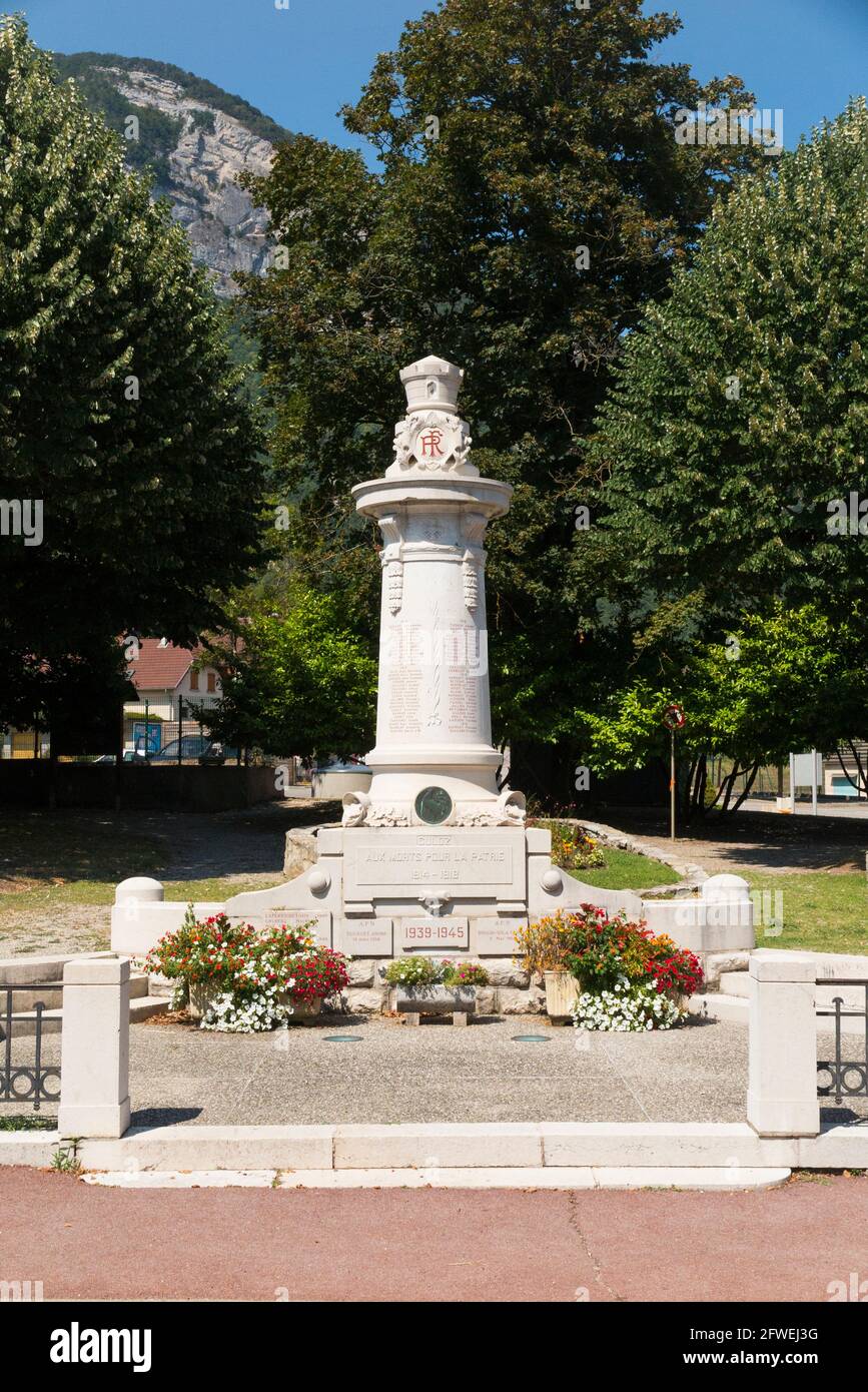 Kriegsdenkmal für die Franzosen, die im Ersten Weltkrieg und Zweiten Weltkrieg ihr Leben verloren haben. Culoz ist eine Gemeinde im Département Ain in der Region Auvergne-Rhône-Alps in Frankreich. (100) Stockfoto