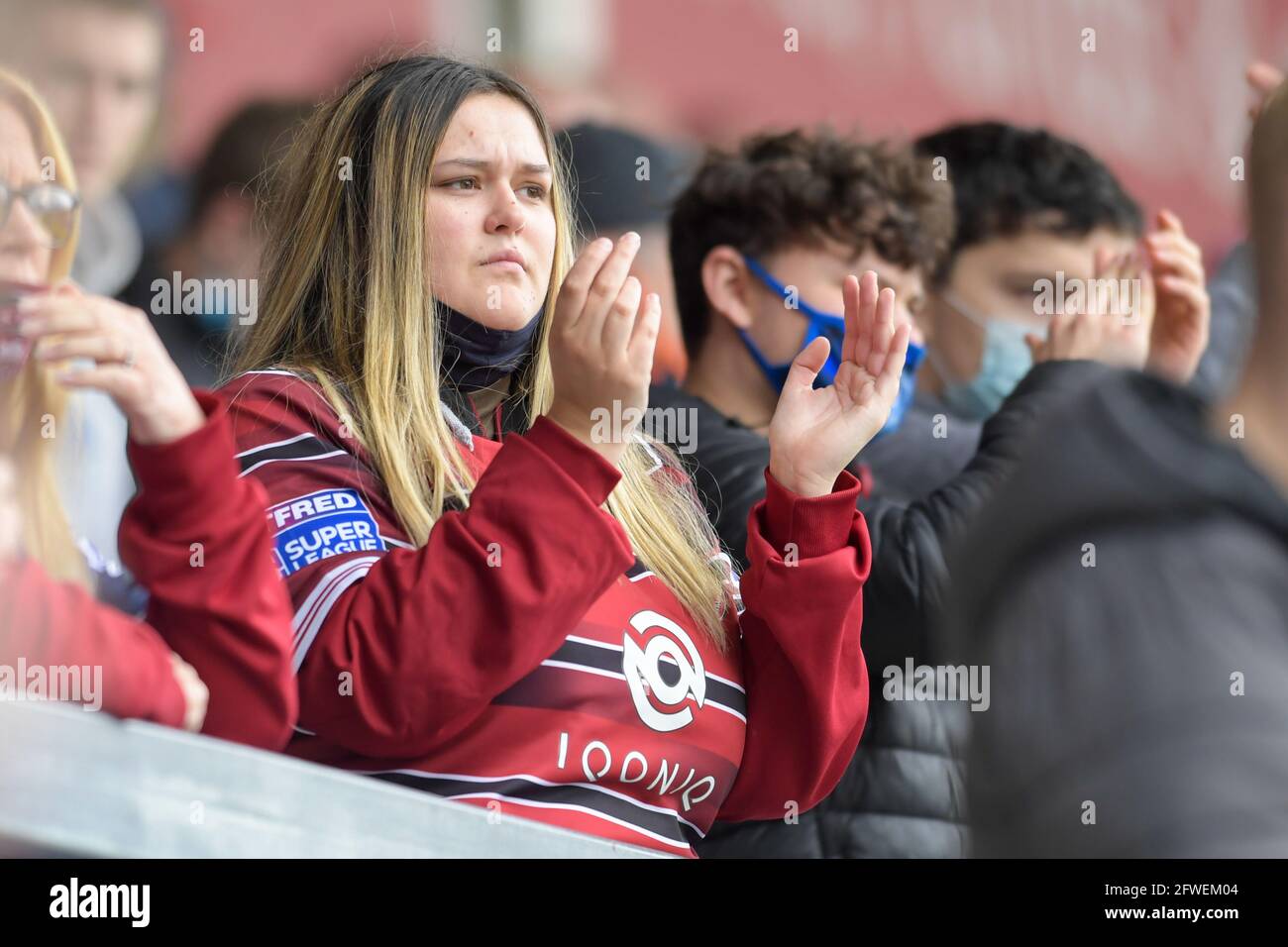 Eccles, Großbritannien. Mai 2021. Ein Wigan Warriors-Fan applaudiert am 5/22/2021 in Eccles, Großbritannien, seinem Team. (Foto von Simon Whitehead/News Images/Sipa USA) Quelle: SIPA USA/Alamy Live News Stockfoto