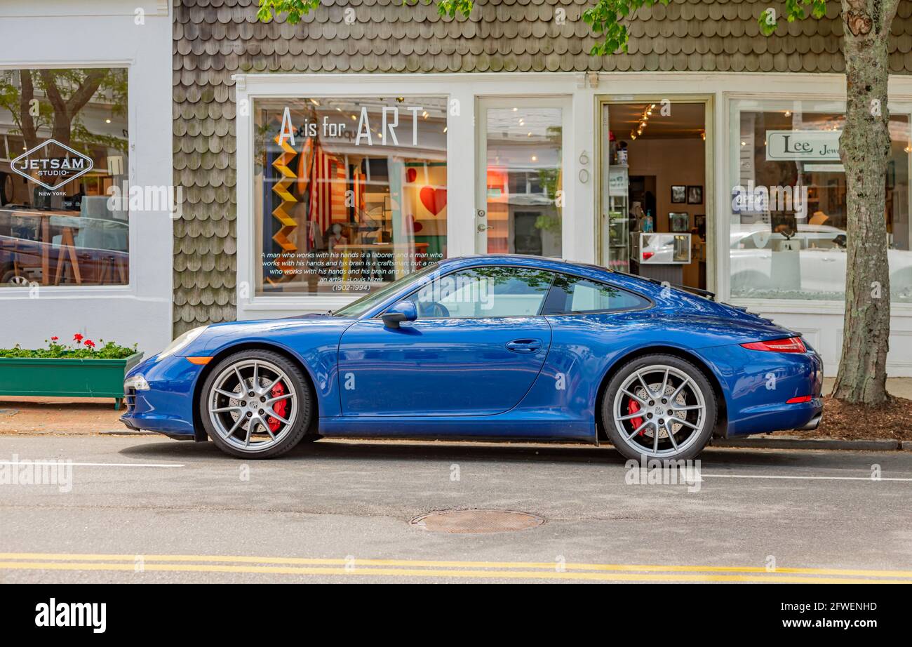 Ein strahlend blauer Porsche parkte vor dem Geschäft auf der Job's Lane in Southampton, NY Stockfoto