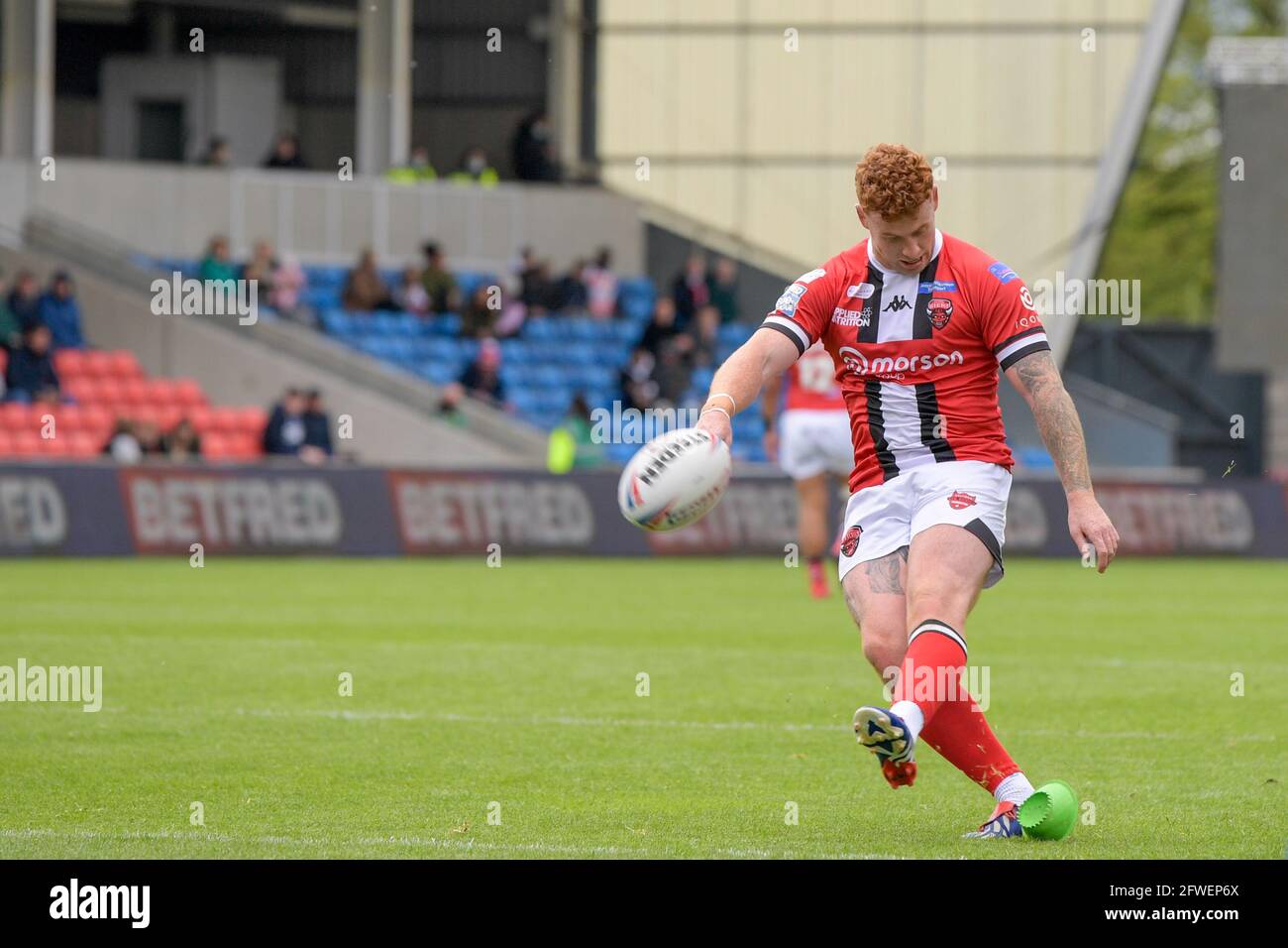 Harvey Livett (20) von Salford Red Devils schlägt eine Strafe Um es 6-0 zu schaffen Stockfoto