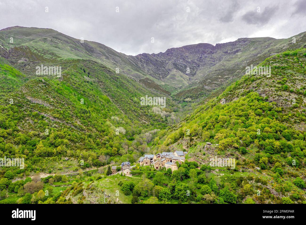 Pamoramica der Bergstadt Coll, Katalonien - Spanien. Es gehört zur Gemeinde Valle de Bohi in der Provinz Lleida Stockfoto