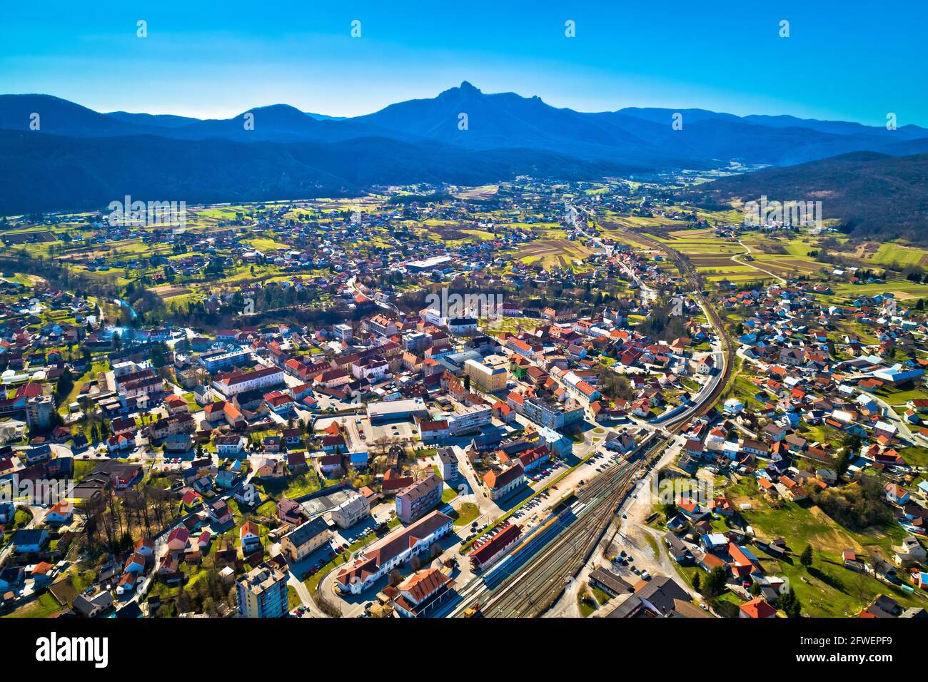 Stadt Ogulin und Klek Berg Luftpanorama, Landschaft von Zentral-Kroatien Stockfoto