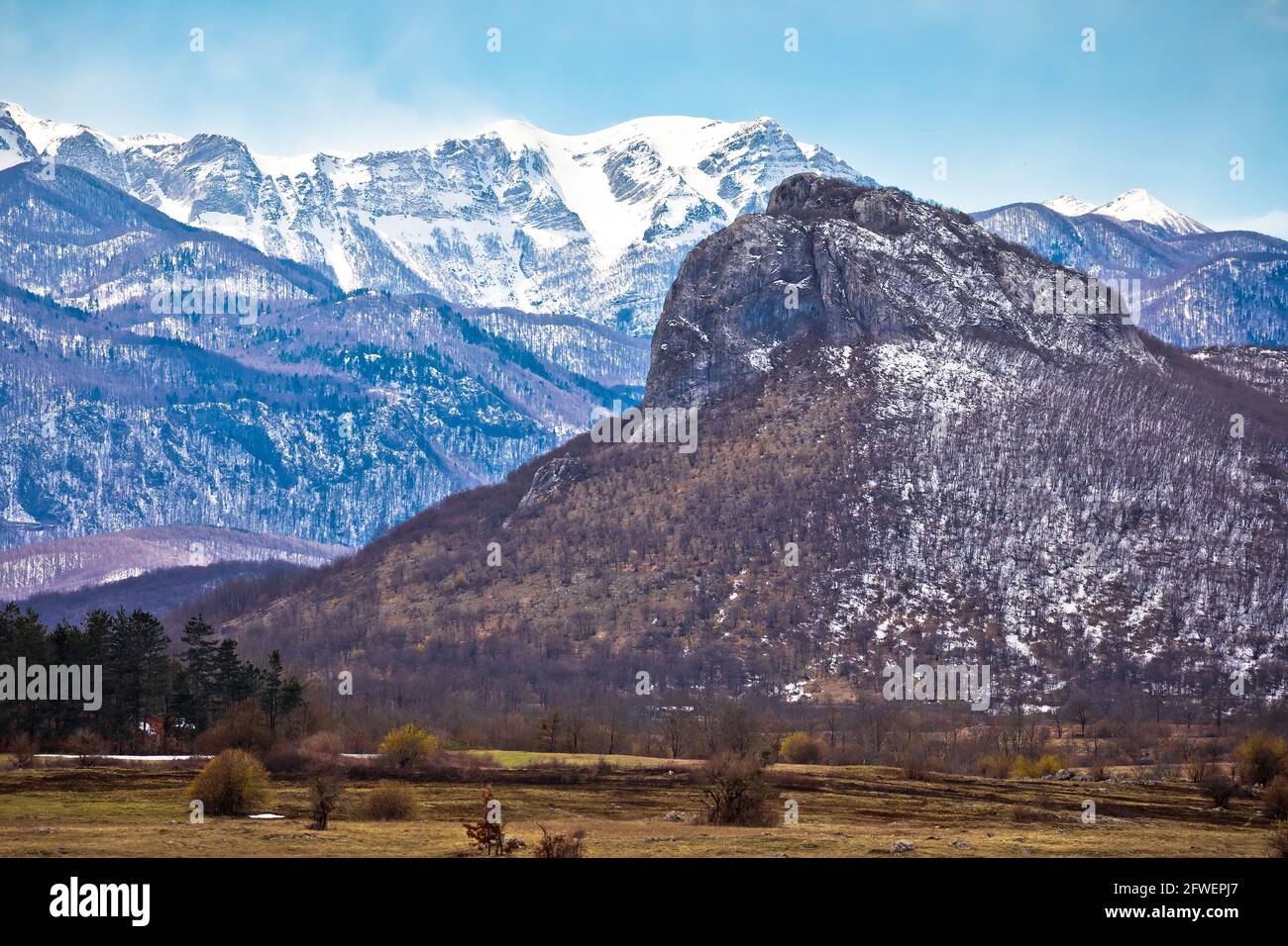 ZIR Hügel und Velebit Berg schneebedeckte Gipfel in Lika Landschaft Blick. Ländliches Kroatien Stockfoto