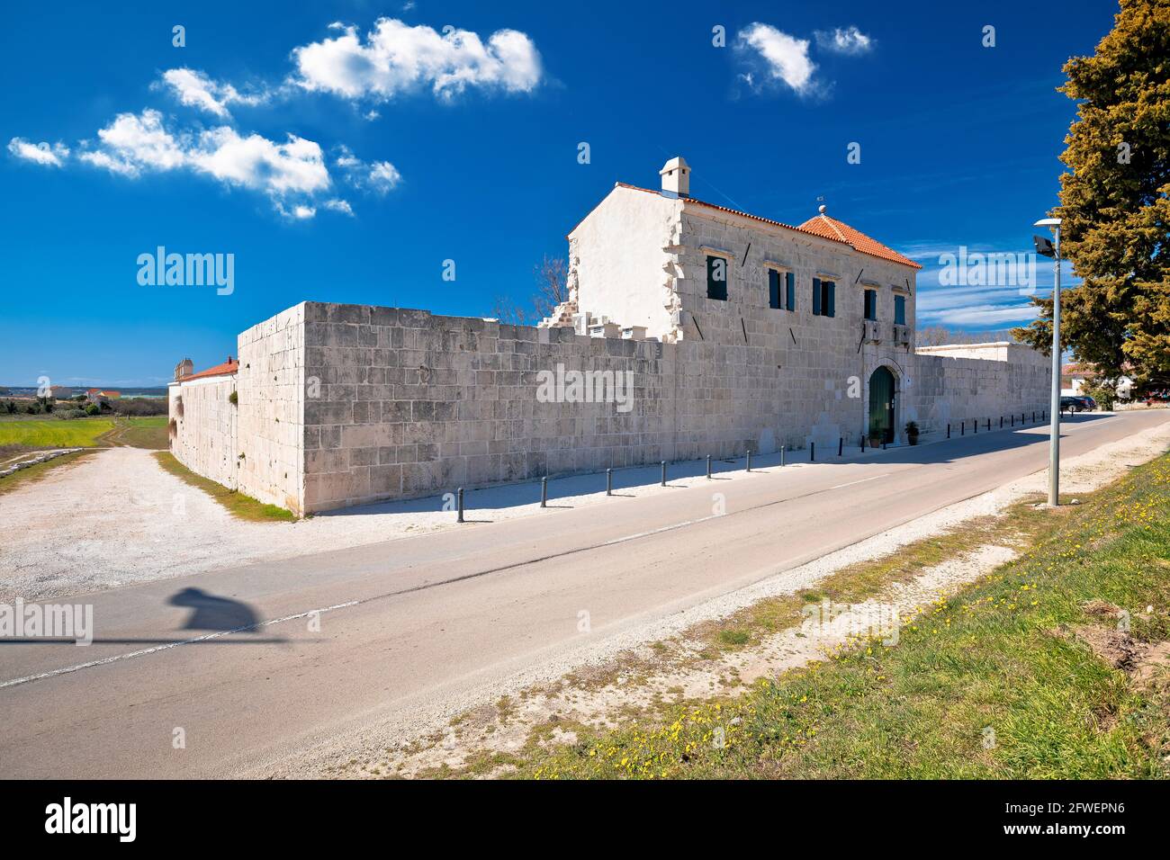 Maskovica Han historische osmanische Architektur in Vrana Dorf, Dalmatien Region von Kroatien Stockfoto