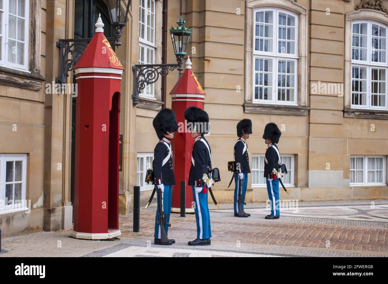 Der Wechsel der Kaisergarde im Schloss Amalienborg in Kopenhagen. Dänischer Königspalast. Stockfoto