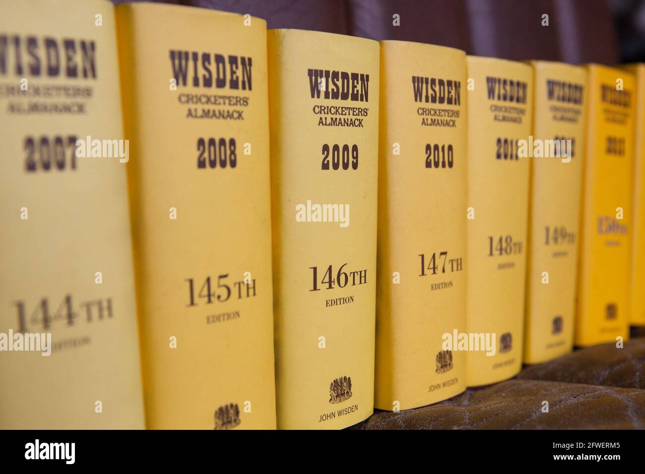 Ausstellung von Wisden Cricket Almanacks in einem Heim Stockfoto