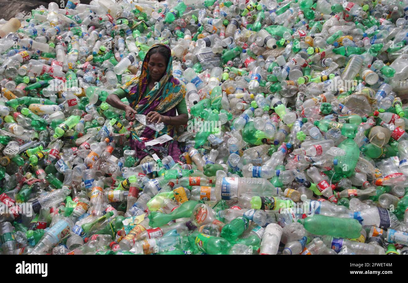 Mai 22.2021.Dhaka, Bangladesch. Eine Arbeiterin wählt Weiß und Blau entsprechend der Farbe der Flasche. Habibur Rahman Dhaka Bangladesch.22.05.20 Stockfoto