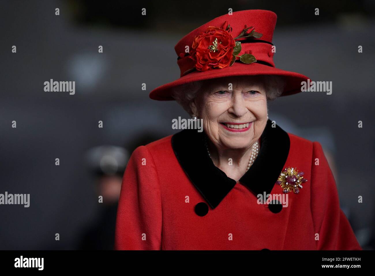 Königin Elizabeth II. Bei einem Besuch der HMS Queen Elizabeth auf dem Marinestützpunkt HM, Portsmouth, vor dem ersten Einsatz des Schiffes. Der Besuch kommt, als sich die HMS Queen Elizabeth darauf vorbereitet, die britische Carrier Strike Group auf einem 28-wöchigen Einsatzeinsatz zu führen, der über 26,000 Seemeilen vom Mittelmeer bis zur philippinischen See führt. Bilddatum: Samstag, 22. Mai 2021. Stockfoto