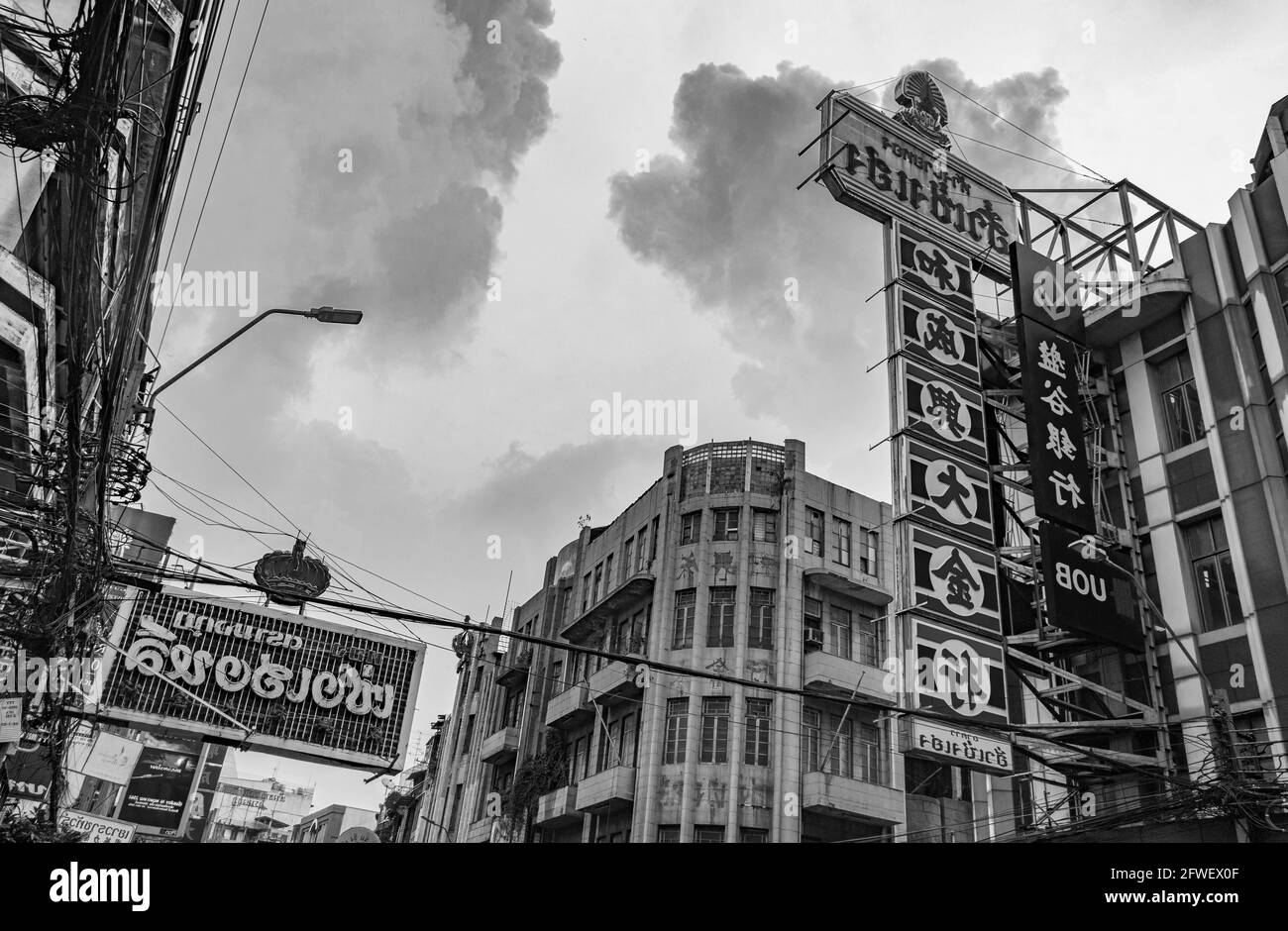 Bangkok Thailand 22. Mai 2018 Typische Zeichen und dunkler Sturm Regenwolken China Town Bangkok Thailand Schwarz-Weiß-Bild. Stockfoto