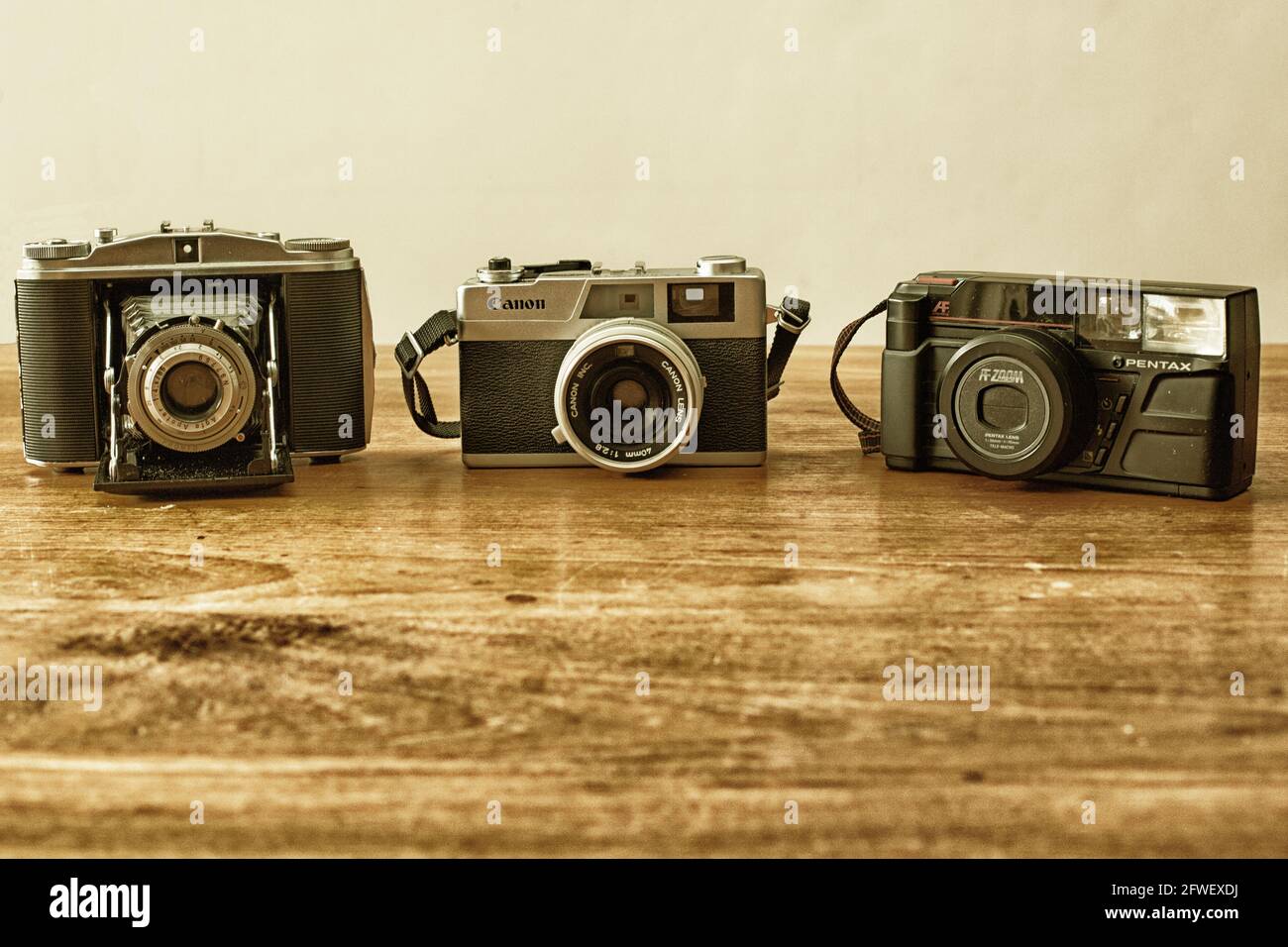 Drei Vintage-Kameras aus den 1950er, 1970er und 1980er Jahren Stockfoto