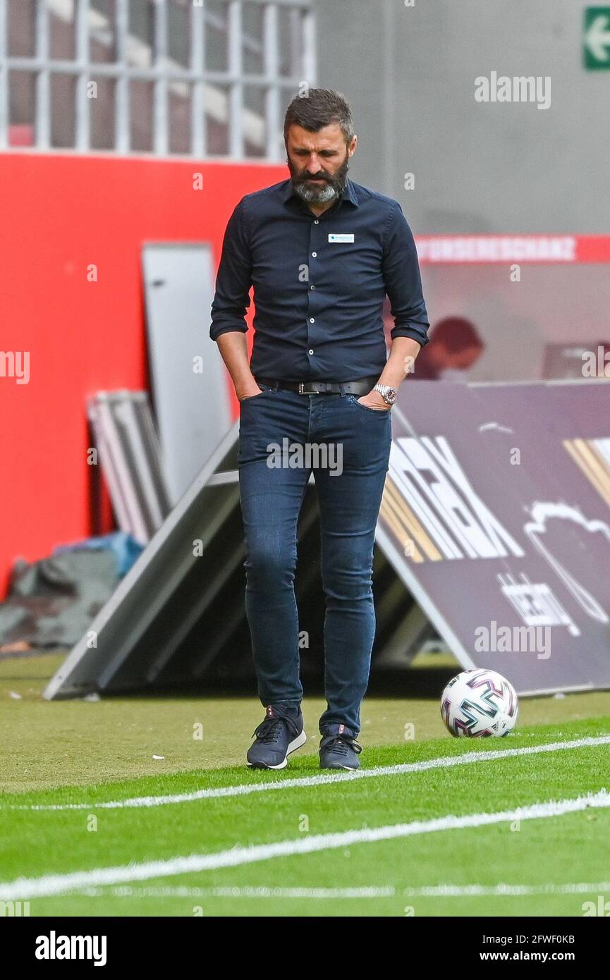 Ingolstadt, Deutschland. Mai 2021. Fußball: 3. liga, FC Ingolstadt 04 - TSV  1860 München, 38. Spieltag im Audi Sportpark. Trainer Michael Köllner vom  TSV 1860 München steht am Rande. Quelle: Armin Weigel/dpa/Alamy Live News  Stockfotografie - Alamy