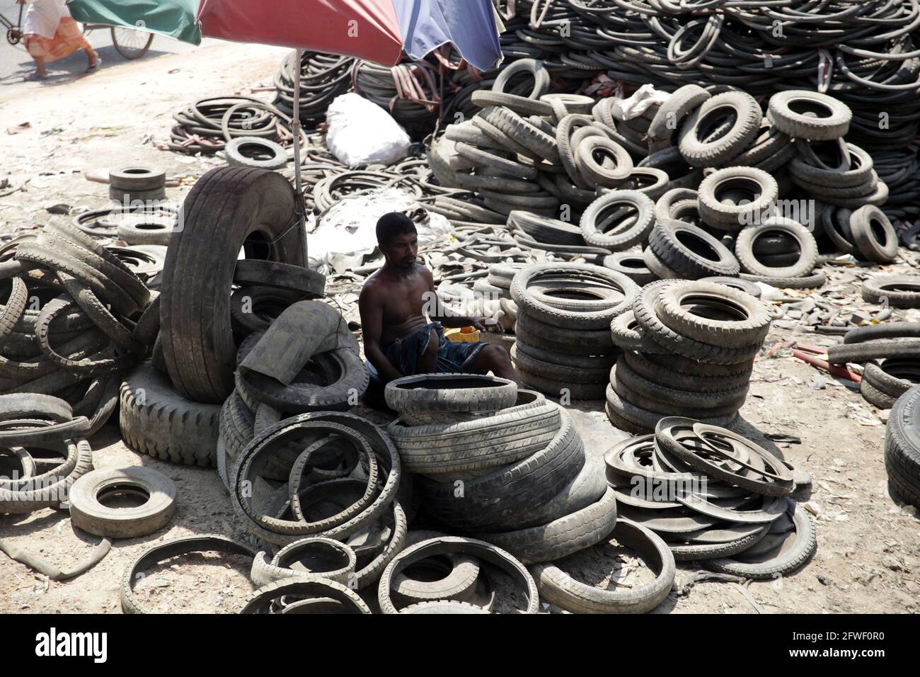 22. Mai 2021.Dhaka, Bangladesch. Ein Arbeiter recycelt alte Autoreifen. Diese Reifen werden für verschiedene Kraftstoffe verwendet. Neue Reifen werden ebenfalls hergestellt.Habibur Rahman. Stockfoto