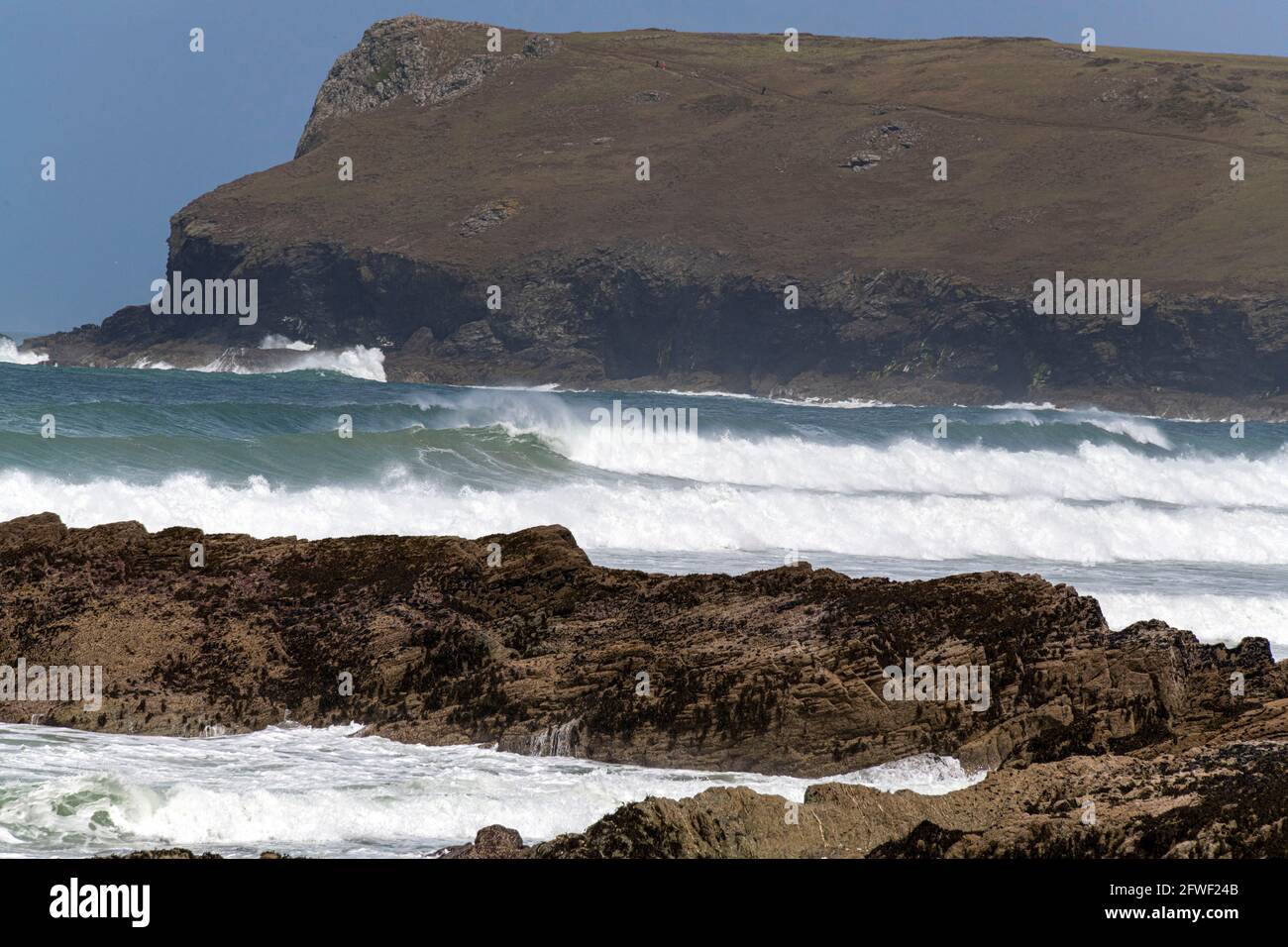 Pentire Point hinter stürmischer See von Greenaway Bay in North Cornwall. Stockfoto