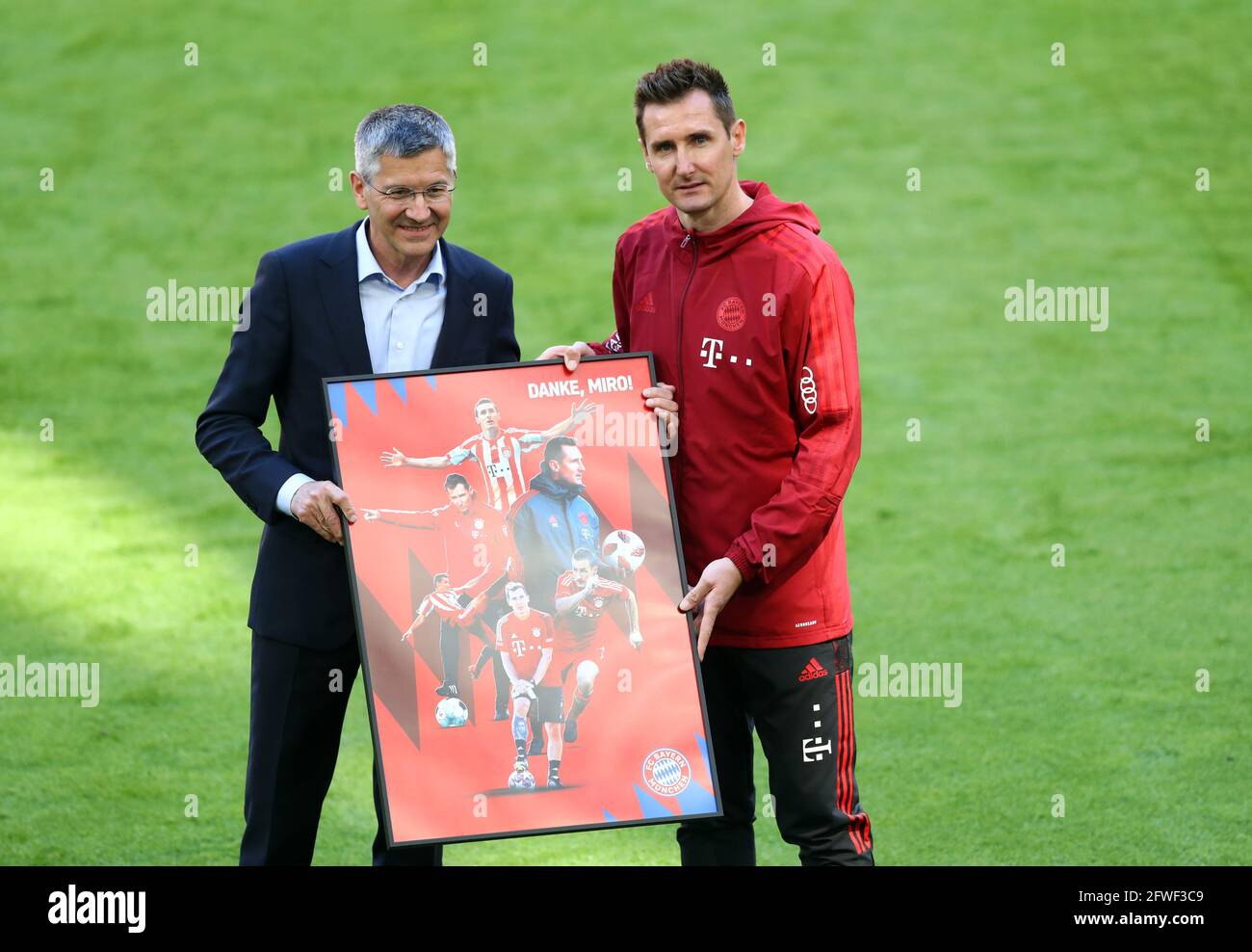 22. Mai 2021, Bayern, München: Fußball: Bundesliga, FC Bayern München - FC Augsburg, Matchday 34 in der Allianz Arena. Herbert Hainer (l), Präsident des FC Bayern, verabschiedet sich von Miroslav Klose. WICHTIGER HINWEIS: Gemäß den Bestimmungen der DFL Deutsche Fußball Liga und des DFB Deutscher Fußball-Bund ist es untersagt, im Stadion und/oder vom Spiel aufgenommene Fotos in Form von Sequenzbildern und/oder videoähnlichen Fotoserien zu verwenden oder zu verwenden. Foto: Matthias Schrader/AP-Pool/dpa Stockfoto