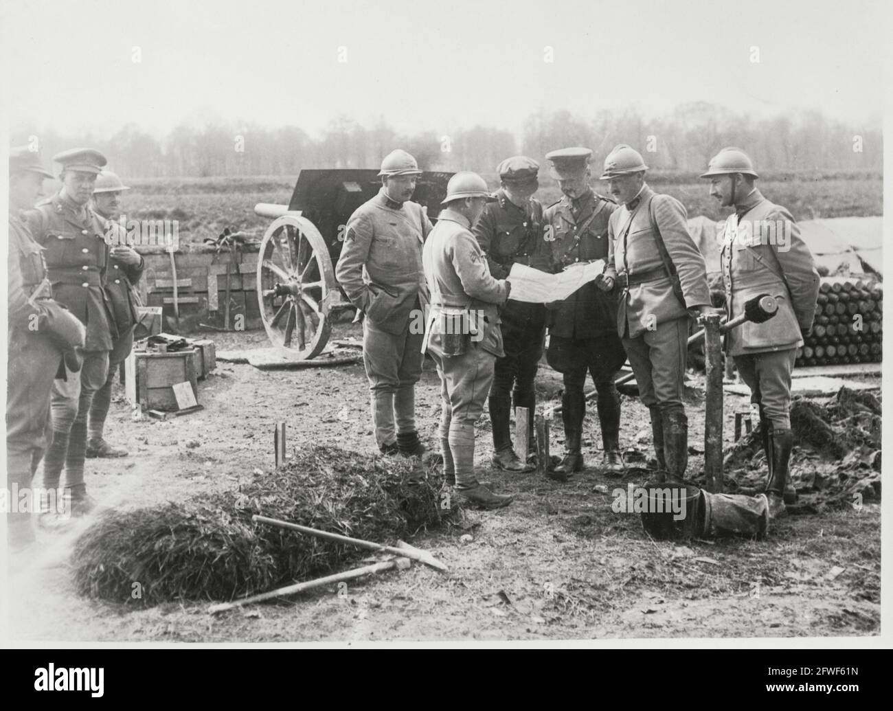 Der erste Weltkrieg, der erste Weltkrieg, die Westfront – britische und franchische Männer, die auf eine Karte schauen, Frankreich Stockfoto