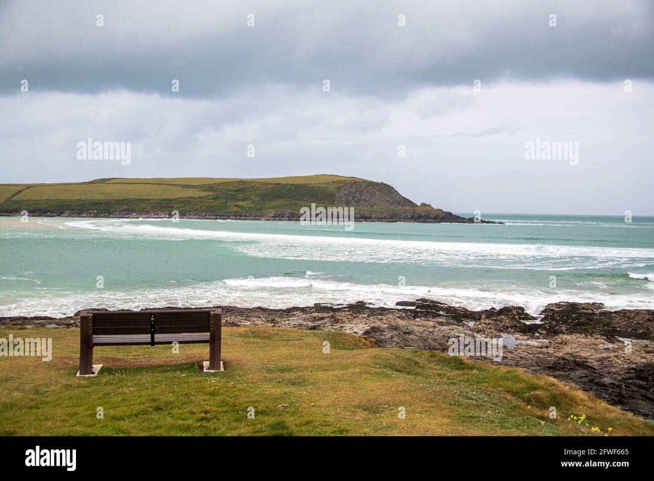 Blick über die Kamelmündung von Trebetherick Point bis Stepper Point, North Cornwall. Stockfoto