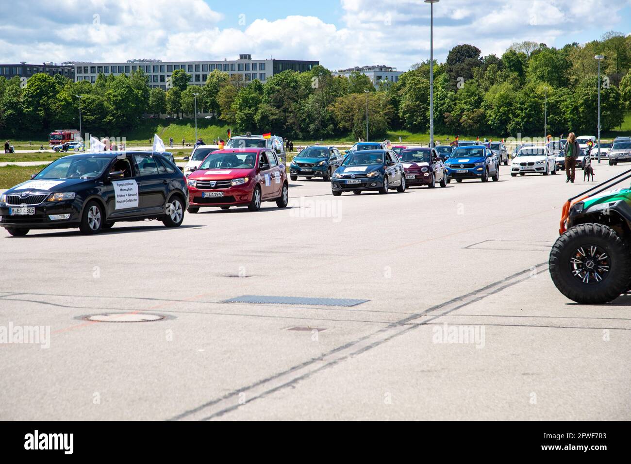 40 Autos von Querdenker*innen haben sich am 22.5.2021 unter dem Motto: ' München für Freiheit & Selbstbestimmung! In München sammeln. Auf ihren Autos klebten Schilder gegen Masken, mit Verschwommungsmythen über Impfungen und gegen den Lockdown sowie Lügenpresse Vorwürfe. - am 22. Mai 2021 schlossen sich in München 40 Querdenkerwagen einer Autokolonne an. Sie leben unter dem Motto: „ München für Freiheit & Selbstbestimmung“. An ihren Autos hängen Schilder gegen Masken und die Sperre, mit Verschwörungsmythen über Impfstoffe und Anschuldigungen der Lügenpresse. (Foto von Alexander Pohl/Sipa USA) Stockfoto