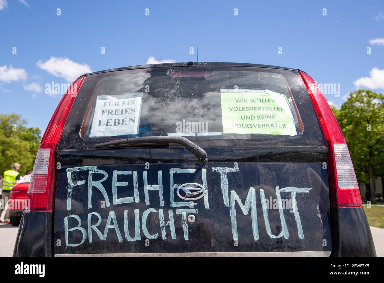 40 Autos von Querdenker*innen haben sich am 22.5.2021 unter dem Motto: ' München für Freiheit & Selbstbestimmung! In München sammeln. Auf ihren Autos klebten Schilder gegen Masken, mit Verschwommungsmythen über Impfungen und gegen den Lockdown sowie Lügenpresse Vorwürfe. - am 22. Mai 2021 schlossen sich in München 40 Querdenkerwagen einer Autokolonne an. Sie leben unter dem Motto: „ München für Freiheit & Selbstbestimmung“. An ihren Autos hängen Schilder gegen Masken und die Sperre, mit Verschwörungsmythen über Impfstoffe und Anschuldigungen der Lügenpresse. (Foto von Alexander Pohl/Sipa USA) Stockfoto