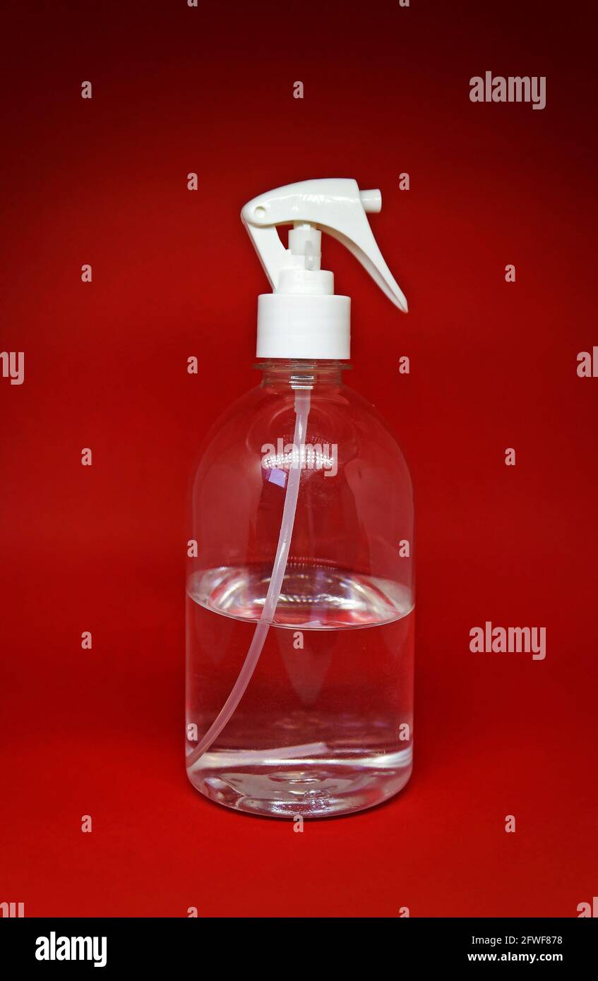Sprühflasche mit Alkohol 70 Stockfotografie - Alamy