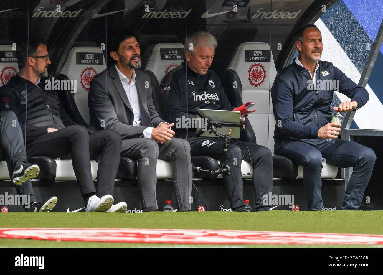 22. Mai 2021, Hessen, Frankfurt/Main: Fußball: Bundesliga, Eintracht Frankfurt - SC Freiburg, Matchday 34 im Deutsche Bank Park. Fredi Bobic (l-r), Chief Sports Officer der Eintracht Frankfurt Fußball AG, Sportdirektor Bruno Hübner, Co-Trainer Armin Reutershahn und Cheftrainer Adi Hütter haben sich auf die Bank gesetzt. Foto: Arne Dedert/dpa - WICHTIGER HINWEIS: Gemäß den Bestimmungen der DFL Deutsche Fußball Liga und/oder des DFB Deutscher Fußball-Bund ist es untersagt, im Stadion und/oder vom Spiel aufgenommene Fotos in Form von Sequenzbildern und zu verwenden oder zu verwenden Stockfoto