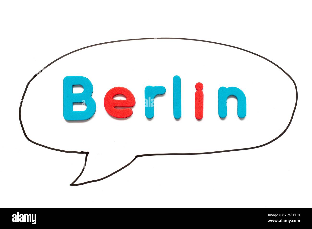 Buchstabe mit Wort berlin in schwarzer Strichzeichnung Als Sprechblase auf Whiteboard-Hintergrund Stockfoto