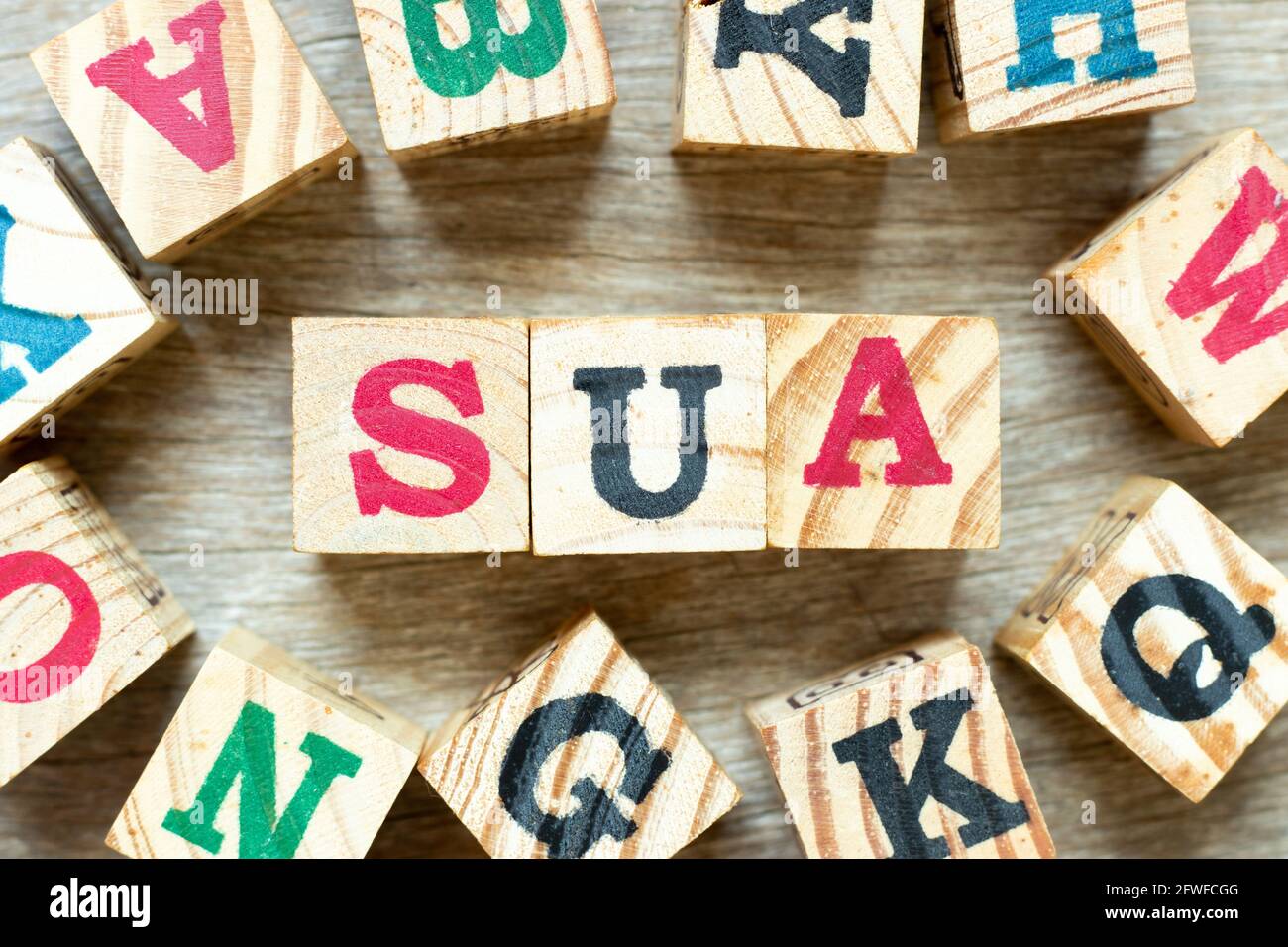 Buchstabenblock im Wort SUA (Abkürzung für Single Use Account) mit einem anderen auf Holzhintergrund Stockfoto
