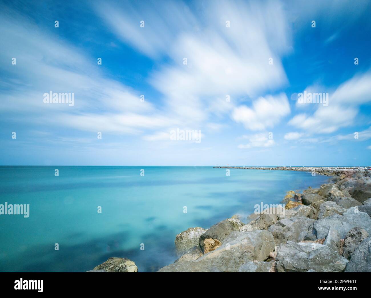 Blauer Himmel mit sich bewegenden weißen Wolken über dem Blaugrün Farbiger Golf von Mexiko an der Anlegestelle in Venedig, Florida USA Stockfoto