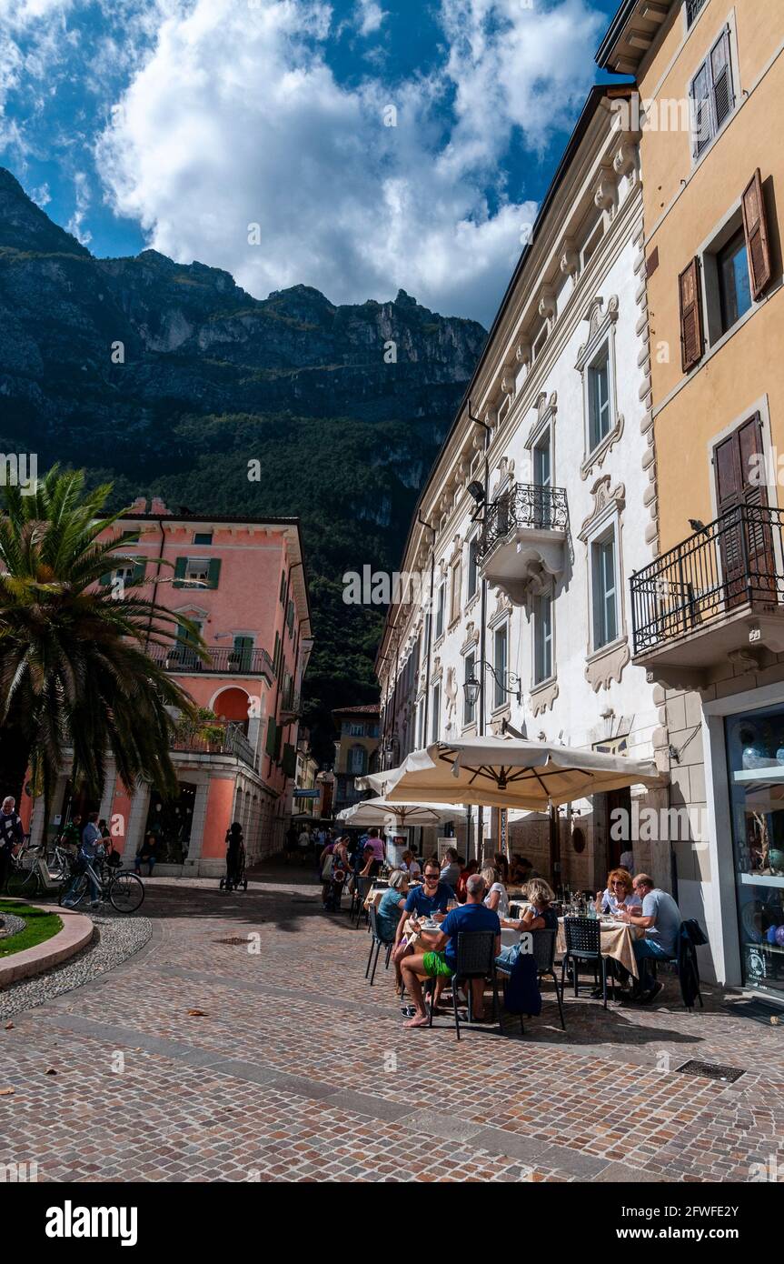 Piazza 3 Novembre in Riva del Garda im Norden Ufer des Gardasees in der Provinz Trentino in Norditalien Stockfoto