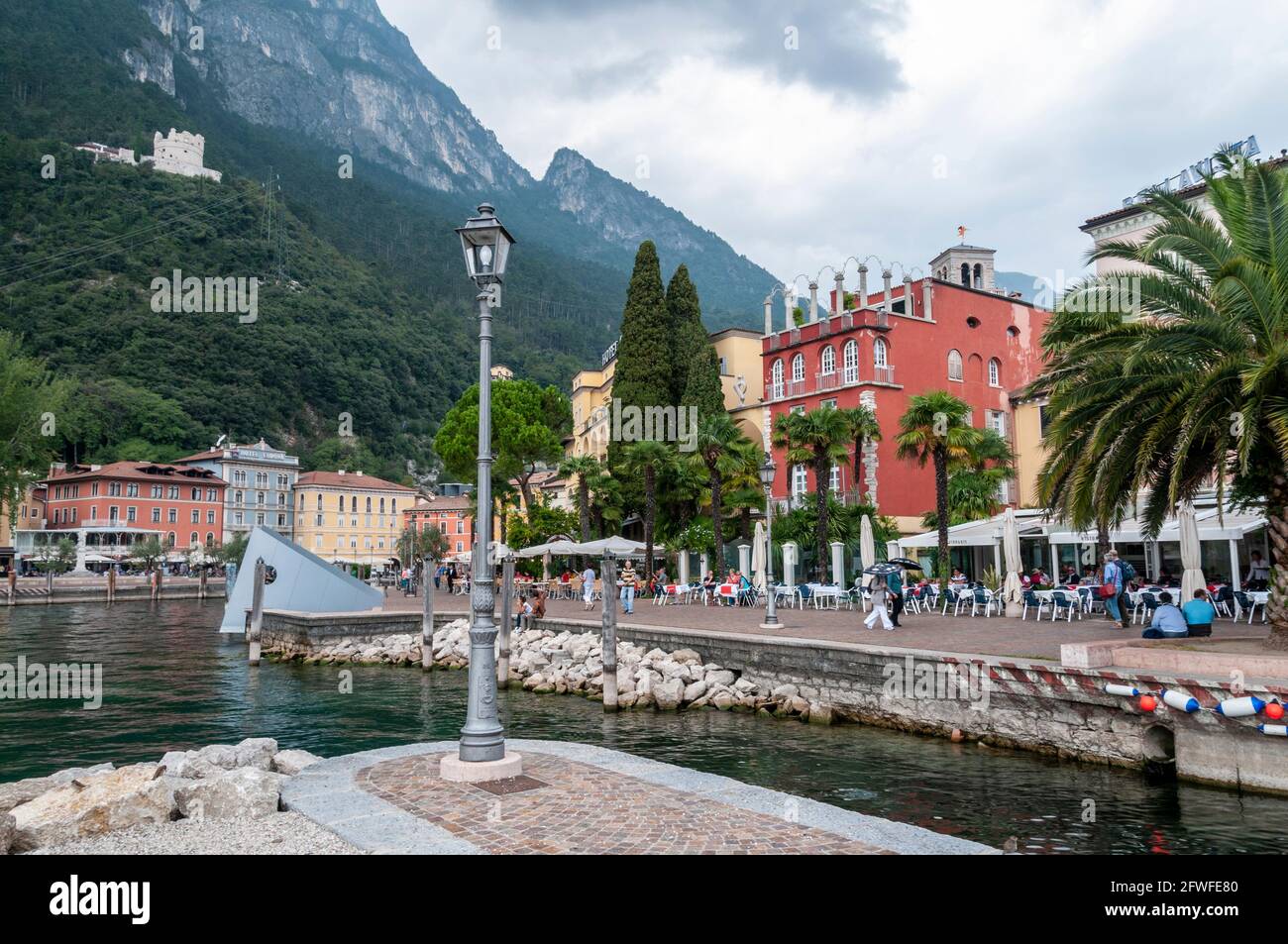 Largo Lago Brescia in Riva del Garda (Gardasee) In der Provinz Trentino in Norditalien Stockfoto