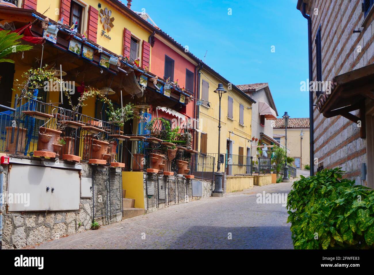 Gabicce Monte, farbige Häuschen in der Altstadt, Region Marken, Italien. Stockfoto