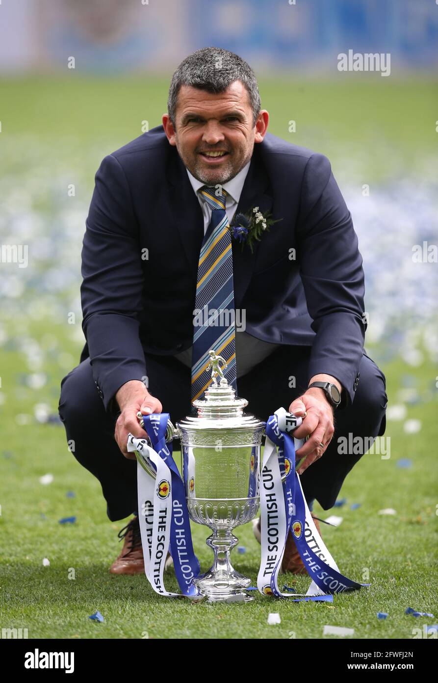 St Johnstone Manager Callum Davidson feiert mit der schottischen Cup-Trophäe nach dem letzten Pfiff während des schottischen Cup-Finalmatches im Hampden Park, Glasgow. Bilddatum: Samstag, 22. Mai 2021. Stockfoto