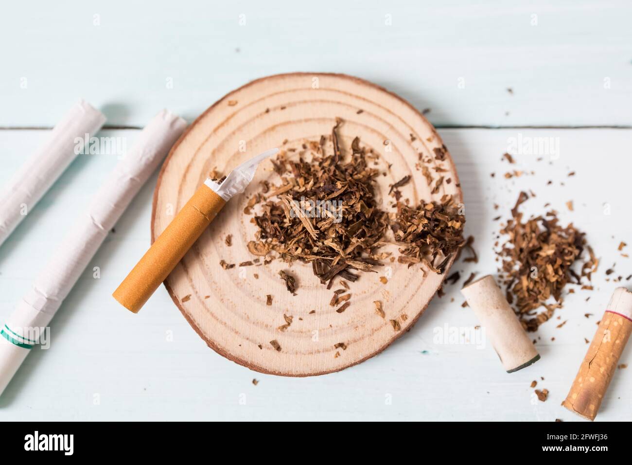 Drogen zerstören Familienkonzept. Beenden Sie das Rauchen für ein Leben auf Welt No Tobacco Tag Konzept. Welt kein Tabaktag. Stockfoto Drogen zerstören Familienkonzept. Beenden Sie das Rauchen für ein Leben auf Welt No Tobacco Tag Konzept. Welt kein Tabaktag. Stockfoto