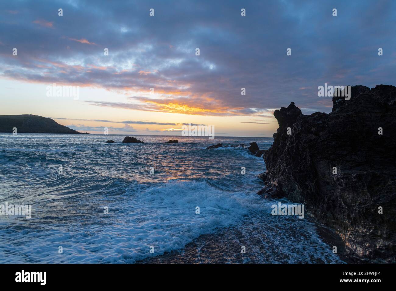 Sonnenuntergang über Greenaway Beach, Polzeath, Cornwall. Stockfoto