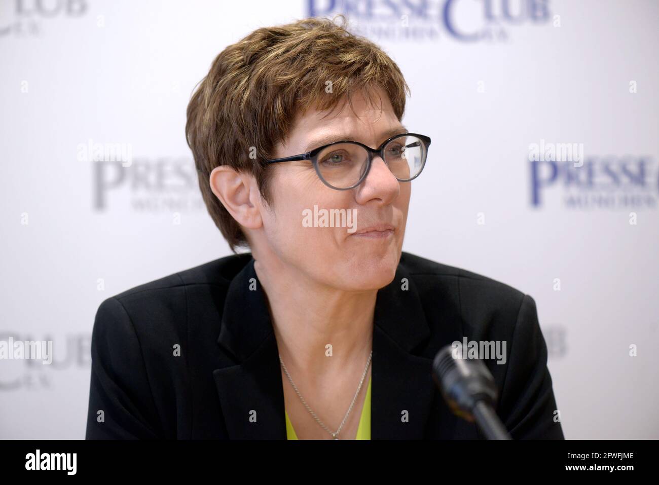 Annegret Kramp-Karrenbauer, neue Vorsitzende der CDU, gibt Antworten auf Fragen im Internationalen Presseclub München Stockfoto