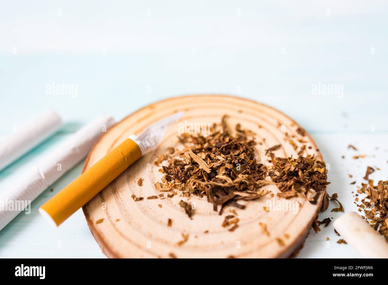 Drogen zerstören Familienkonzept. Beenden Sie das Rauchen für ein Leben auf Welt No Tobacco Tag Konzept. Welt kein Tabaktag. Stockfoto Drogen zerstören Familienkonzept. Beenden Sie das Rauchen für ein Leben auf Welt No Tobacco Tag Konzept. Welt kein Tabaktag. Stockfoto