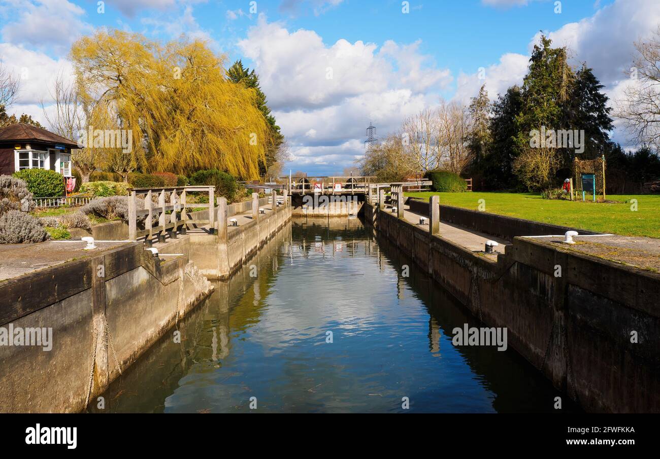 Die Aussicht, während Sie nach Grafton Lock segeln. Die Schleuse stammt aus dem Jahr 1896 und liegt an der Themse flussabwärts der beliebten Stadt Lechlade Stockfoto