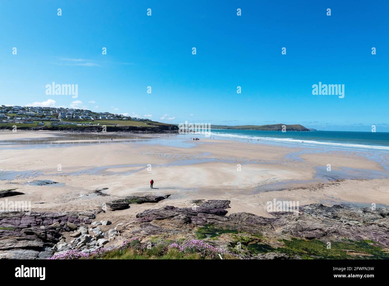 Weitwinkelaufnahme des Polzeath Beach in North Cornwall. Stockfoto