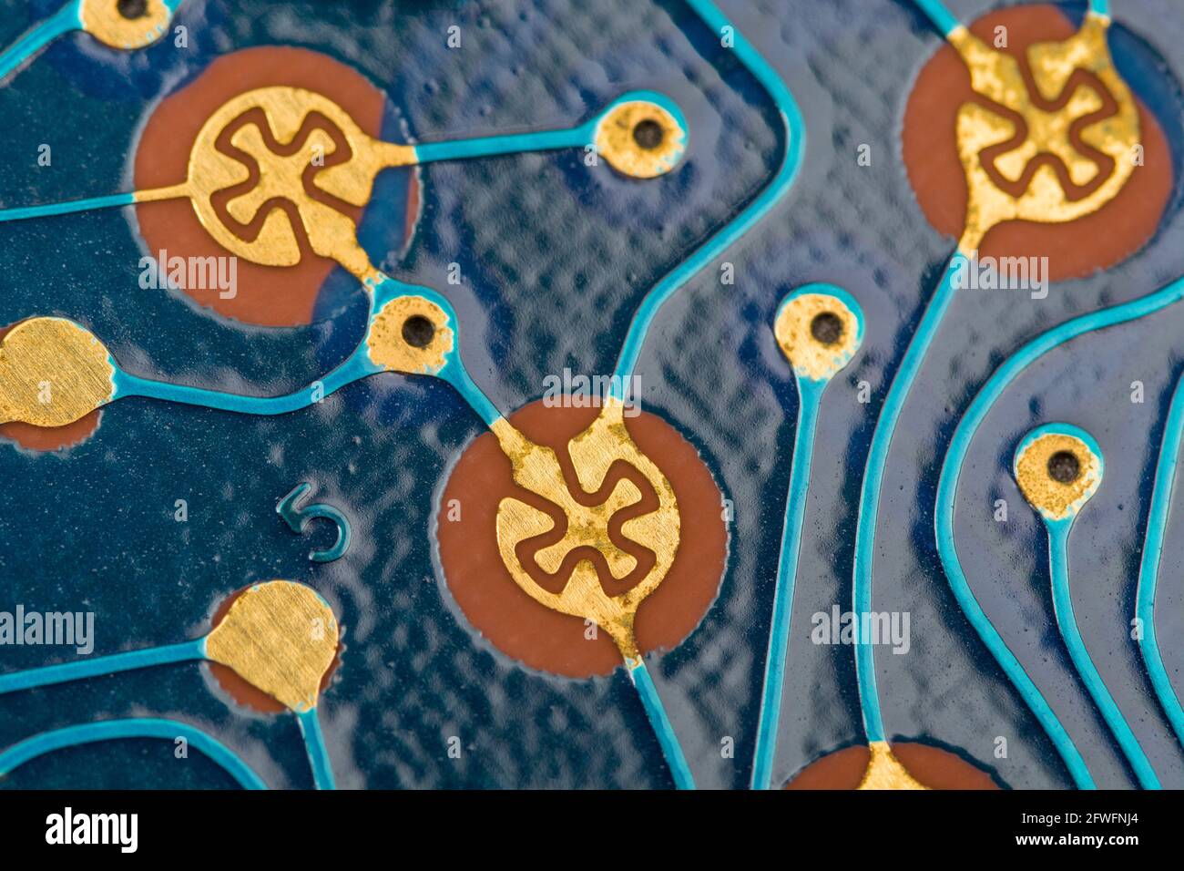 Abstraktes Makro-Foto von Kontaktflächen, Spuren und Durchgangsbohrungen auf blauer Leiterplatte (pcb) vom alten Canon Taschenrechner im Kreditkartenformat. Stockfoto