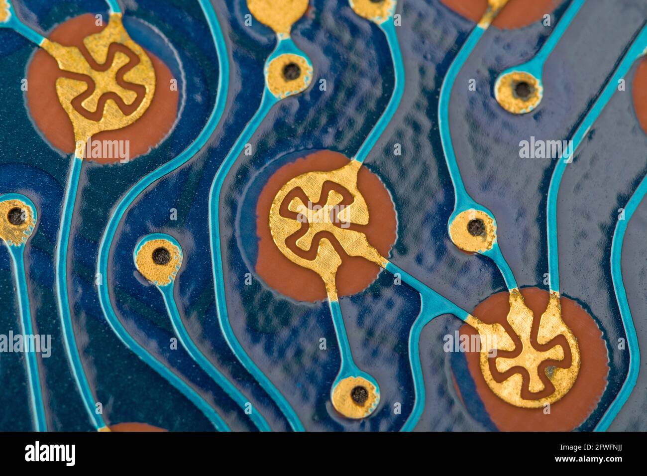 Abstraktes Makro-Foto von Kontaktflächen, Spuren und Durchgangsbohrungen auf blauer Leiterplatte (pcb) vom alten Canon Taschenrechner im Kreditkartenformat. Stockfoto
