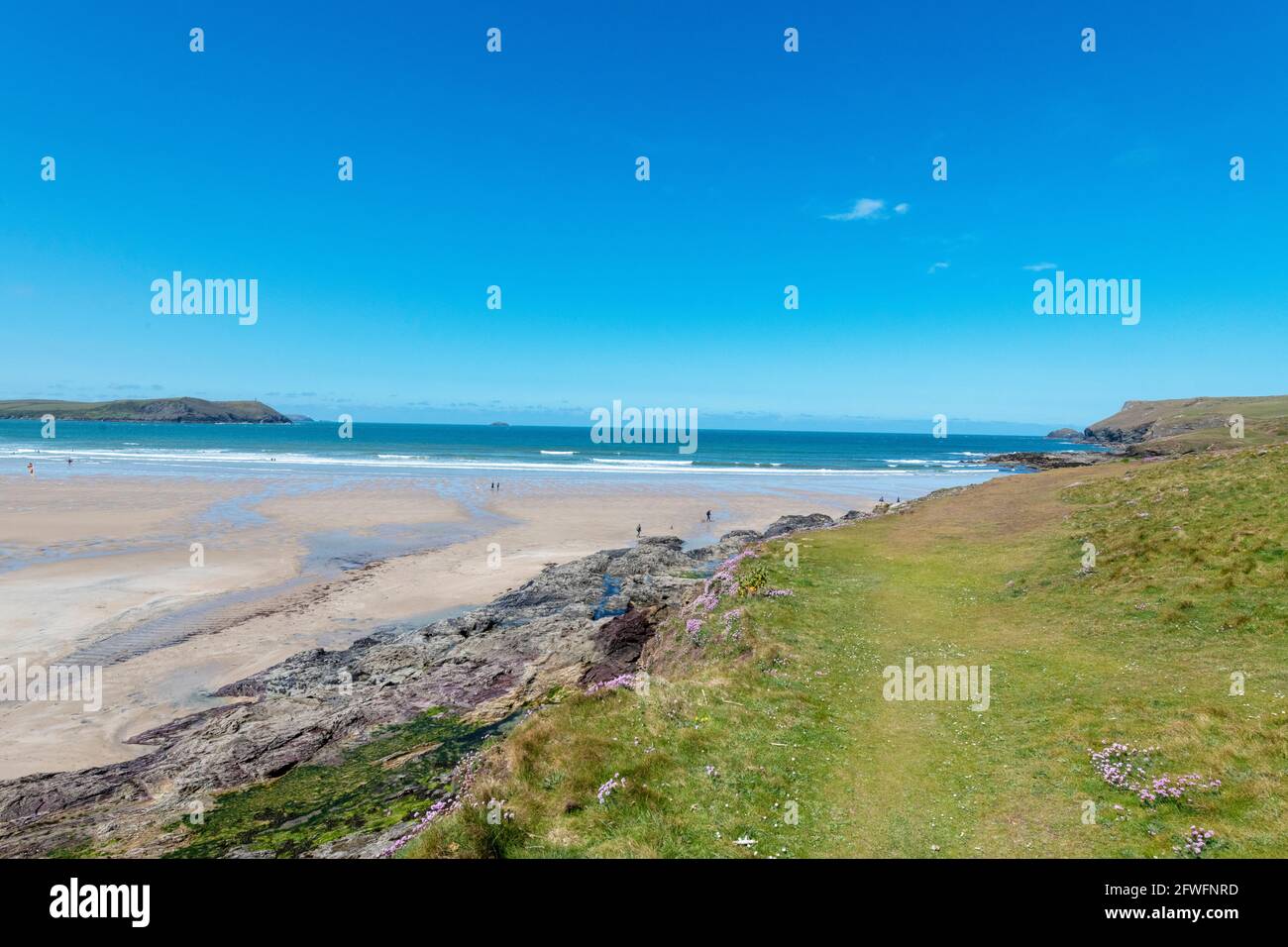 Weitwinkelaufnahme des Polzeath Beach in North Cornwall. Stockfoto