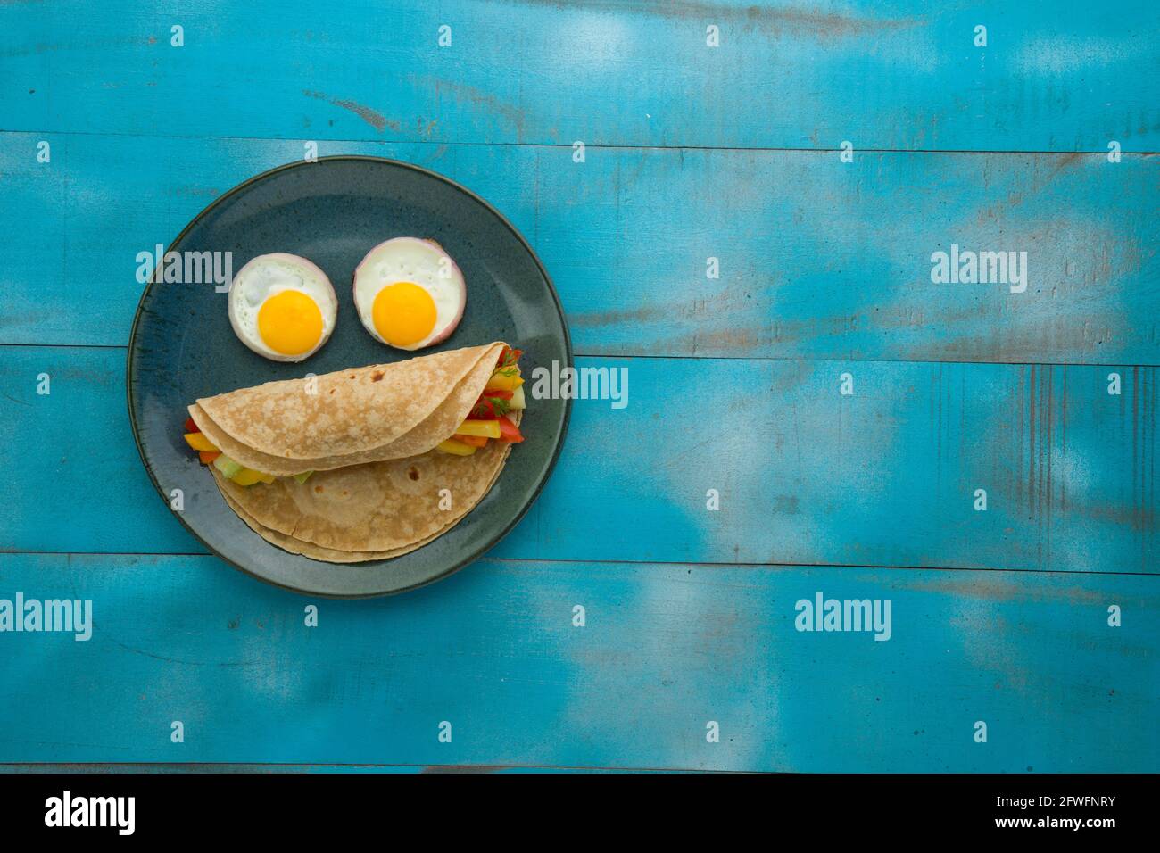 Smiley Face Food item chappati, gesunde Lebensmittel aus Weizenmehl Und es ist mit Gemüse gefüllt und Augen werden gemacht Von halbgekochten Eiern und es ist arra Stockfoto