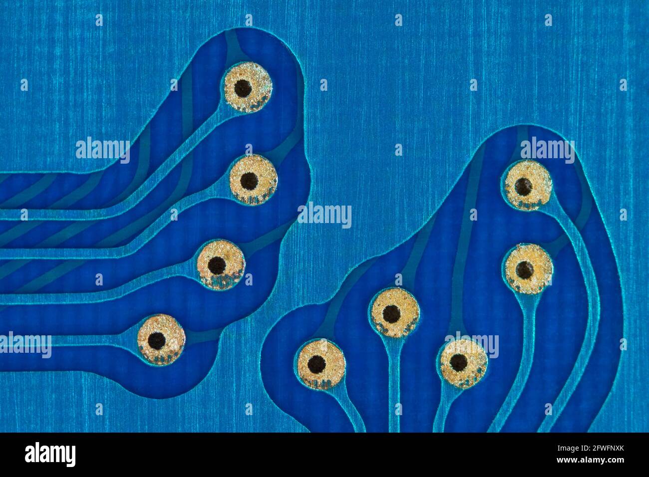 Abstraktes Makrofoto von Steckverbinderspuren und auf blauer Leiterplatte (pcb) von einem alten Canon Taschenrechner im Kreditkartenformat. Für Elektronikdesign Stockfoto