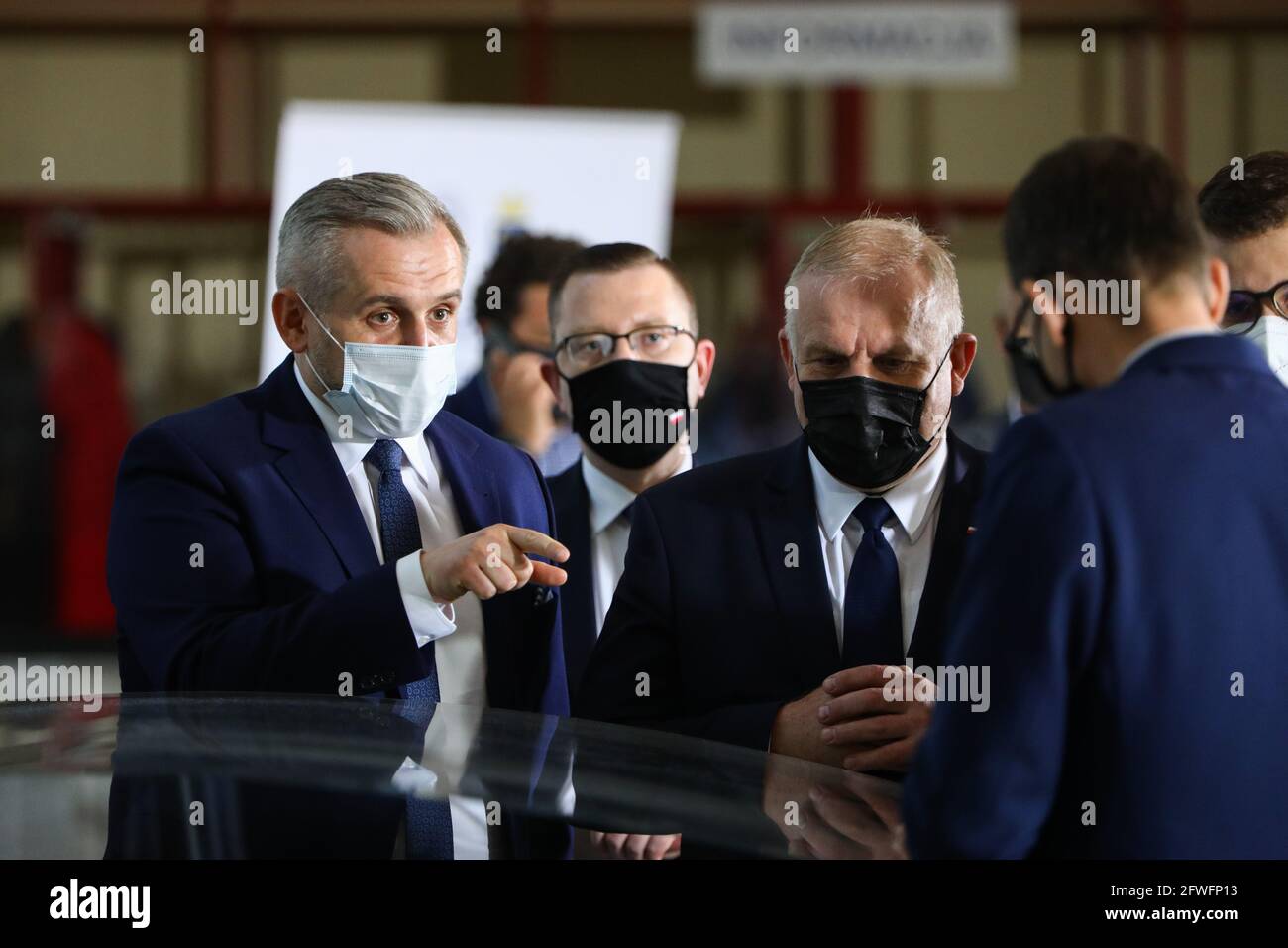 Marcin Jedrychowski (L), Direktor des Krakauer Universitätskrankenhauses mit Gesichtsmaske, spricht nach dem Treffen mit Premierminister Mateusz Morawiecki. Die Coronavirus-Pandemie hat die Schwächen des polnischen Gesundheitsdienstes voll und ganz unter Beweis gestellt. Das aufgrund überbelegter Mitarbeiter und unzureichender staatlicher Mittel die Krise trotz hochqualifizierter Mitarbeiter nicht bewältigen konnte. Das Treffen des Premierministers mit Ärzten und der Leitung des Universitätskrankenhauses in Krakau betraf offiziell die Erweiterung der Kinderstationen, bot aber auch Gelegenheit zum Dialog über Veränderungen in der Luftröhre Stockfoto