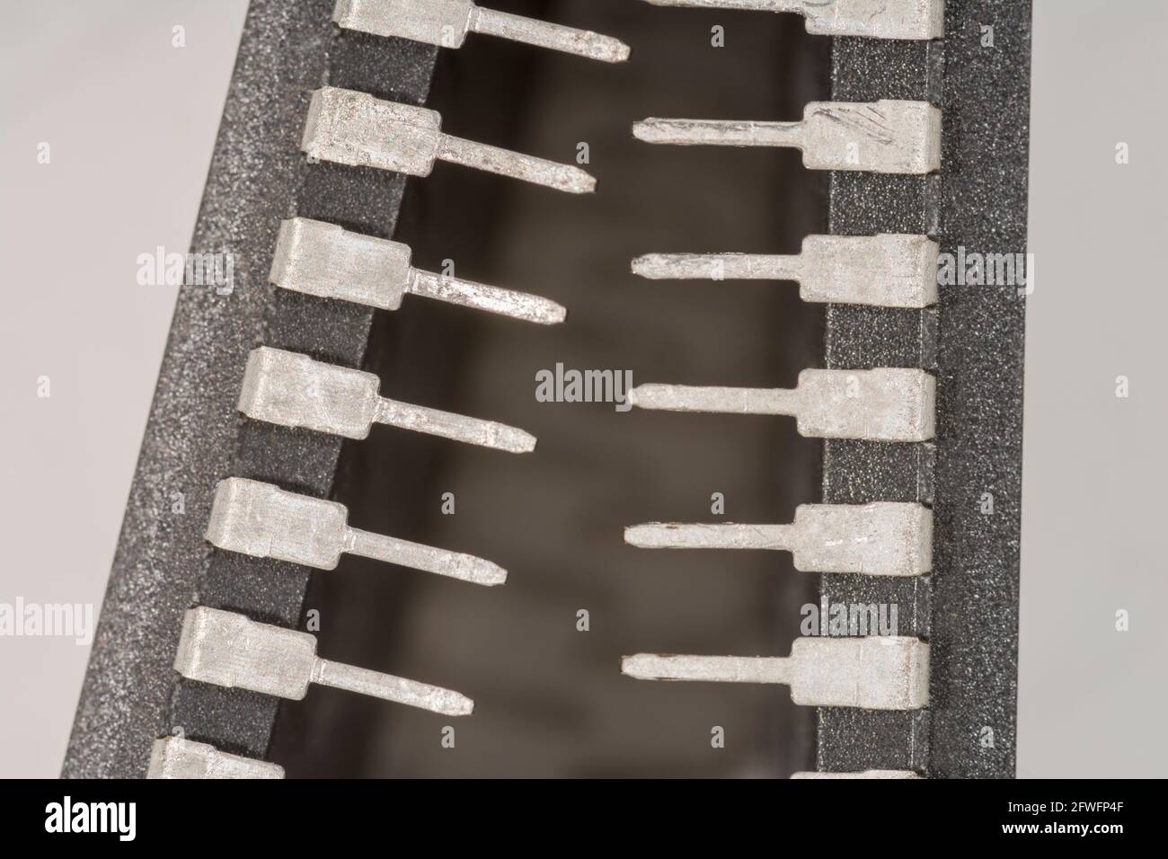 Makroaufnahme der Stiftschaltungen des Halbleiters PIC16F77-I/P von Microchip Technology. Für Elektronik abstrakt, Industriekomponenten abstrakt. Stockfoto