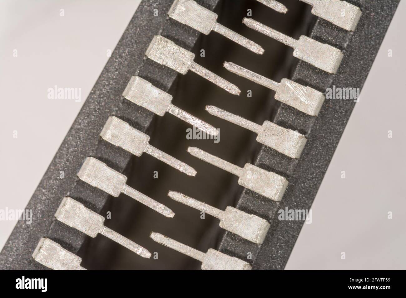 Makroaufnahme der Stiftschaltungen des Halbleiters PIC16F77-I/P von Microchip Technology. Für Elektronik abstrakt, Industriekomponenten abstrakt. Stockfoto