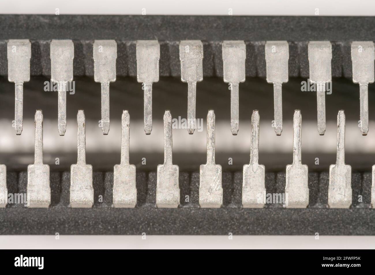 Makroaufnahme der Stiftschaltungen des Halbleiters PIC16F77-I/P von Microchip Technology. Für Elektronik abstrakt, Industriekomponenten abstrakt. Stockfoto